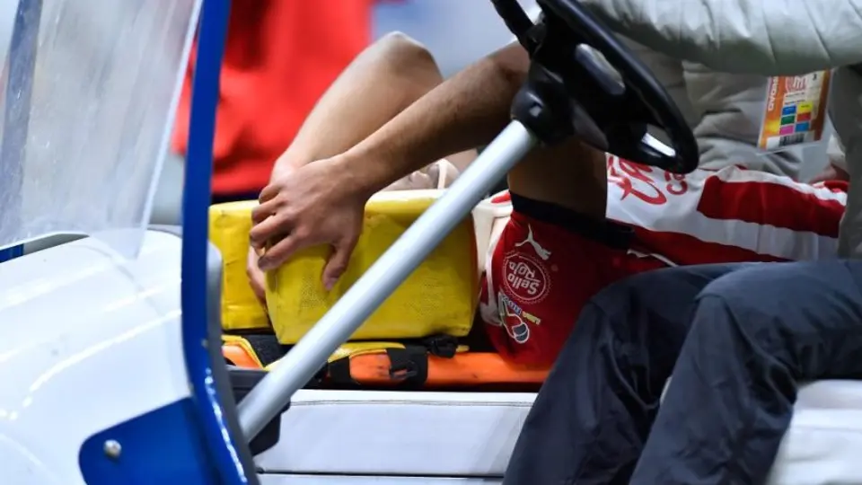 ¡Sensible baja para Chivas! Fernando Gago confirmó que 'Tiba' Sepúlveda sufrió fractura