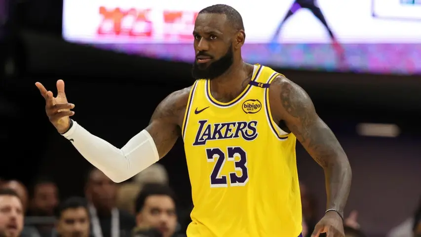 LeBron James, el juador con más minutos en temporada regular en la NBA | AP