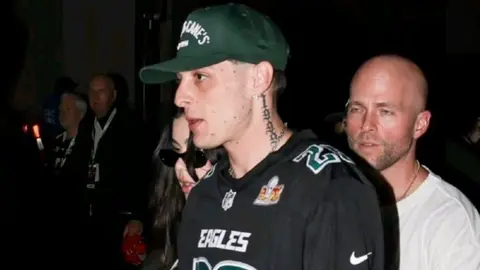 Peso Pluma gana varios miles de doláres en apuestas tras vencer a Tyga durante el Super Bowl LIX