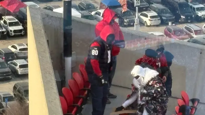 Aficionados apoyan a Houston vs Kansas City en el peor asiento de Arrowhead