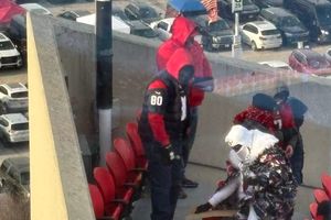 Aficionados apoyan a Houston vs Kansas City en el peor asiento de Arrowhead