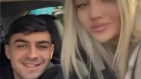 ¡Cómo una estatua! Pedri fue captado sin moverse en foto con fan
