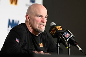 Dan Quinn se luce con increíble regalo navideño para jugadores y staff de Commanders