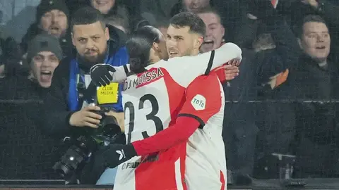 Santi Giménez aparece en video del Feyenoord y recuerda a Cruz Azul