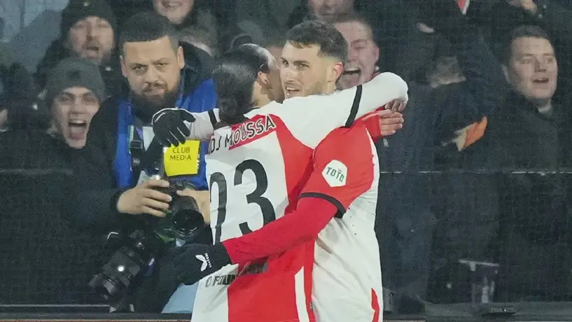 Santi Giménez aparece en video del Feyenoord y recuerda a Cruz Azul