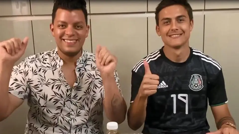 Dybala mostró su cariño a México al cocinar tacos al pastor con el jersey del Tri