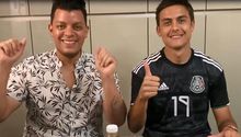 Dybala mostró su cariño a México al cocinar tacos al pastor con el jersey del Tri