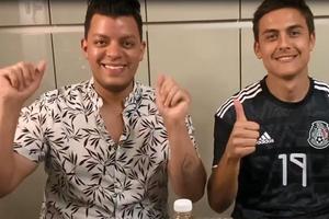Dybala mostró su cariño a México al cocinar tacos al pastor con el jersey del Tri