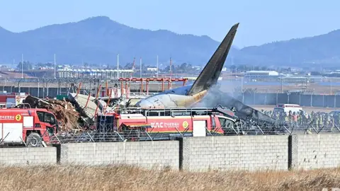 Avión con 175 pasajeros se estrella contra una valla en un aeropuerto de Corea del Sur