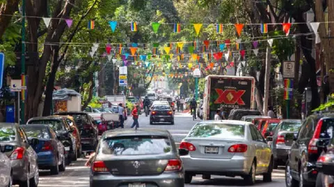 Preparan ley contra 'franeleros' para evitar cobros excesivos por un lugar de estacionamiento