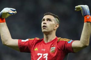 Dibu Martínez es captado jugando futbol tenis en trampolines