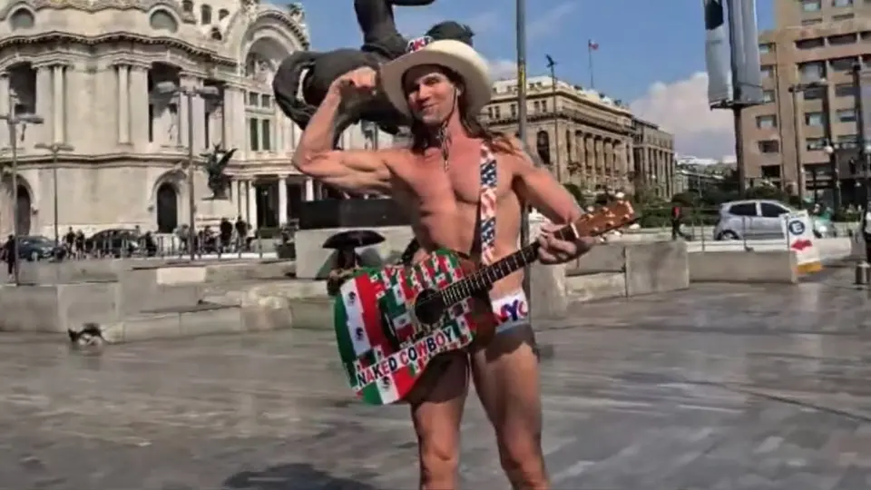 ¡De Time Square a la CDMX! Naked Cowboy muestra su apoyo a mexicanos deportados