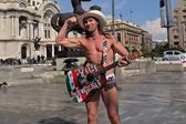 ¡De Time Square a la CDMX! Naked Cowboy muestra su apoyo a mexicanos deportados