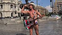 ¡De Time Square a la CDMX! Naked Cowboy muestra su apoyo a mexicanos deportados