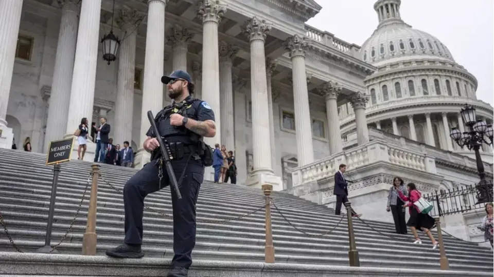 Policía arresta a un hombre que intentó llevar un machete y tres cuchillos al Capitolio tras llegada de Trump