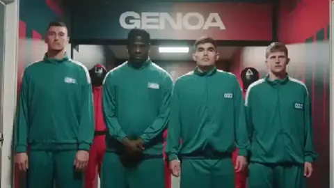 Johan Vásquez 'regaña' a Mario Balotelli en promocional de Genoa del Juego del Calamar