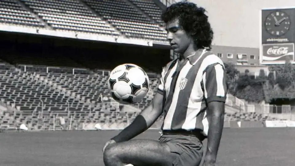 Aficionado mexicano limpia la placa de Hugo Sánchez que está afuera del estadio del Atlético de Madrid