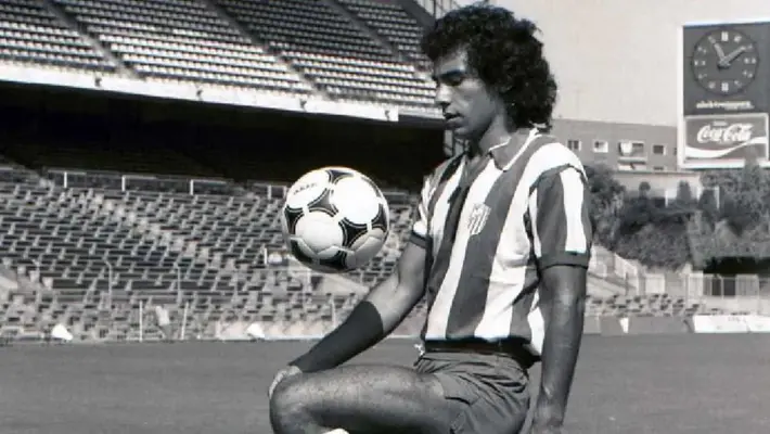 Aficionado mexicano limpia la placa de Hugo Sánchez que está afuera del estadio del Atlético de Madrid