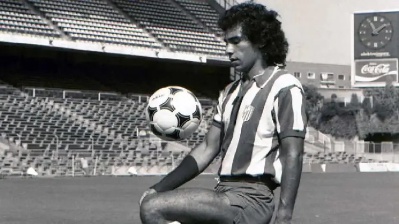 Aficionado mexicano limpia la placa de Hugo Sánchez que está afuera del estadio del Atlético de Madrid