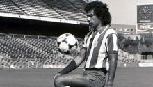 Aficionado mexicano limpia la placa de Hugo Sánchez que está afuera del estadio del Atlético de Madrid