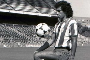 Aficionado mexicano limpia la placa de Hugo Sánchez que está afuera del estadio del Atlético de Madrid