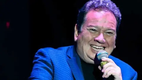 ‘Coque’ Muñiz reveló de cuánto fue la multa por equivocarse al cantar el Himno Nacional de México