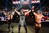 Penta, Rey Mysterio y Dragon Lee vencieron a The Vision en el final de la gira europea de WWE