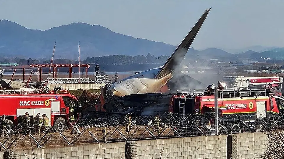 Avión accidentado en Corea del Sur: Cajas negras dejaron de funcionar antes de estrellarse