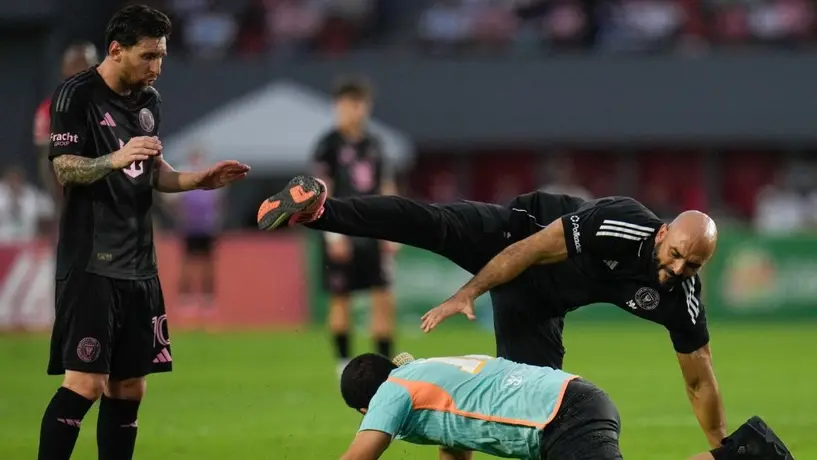 Guardaespaldas de Messi es ‘derribado’ por aficionado en partido amistoso