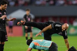 Guardaespaldas de Messi es ‘derribado’ por aficionado en partido amistoso