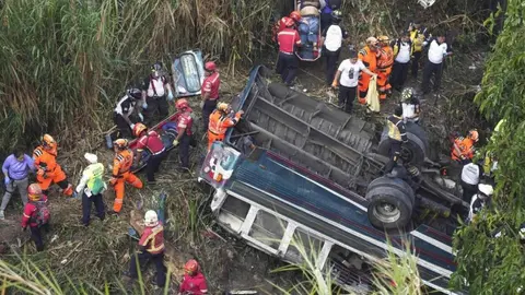 Confirman muerte de un mexicano en accidente de autobús en Guatemala
