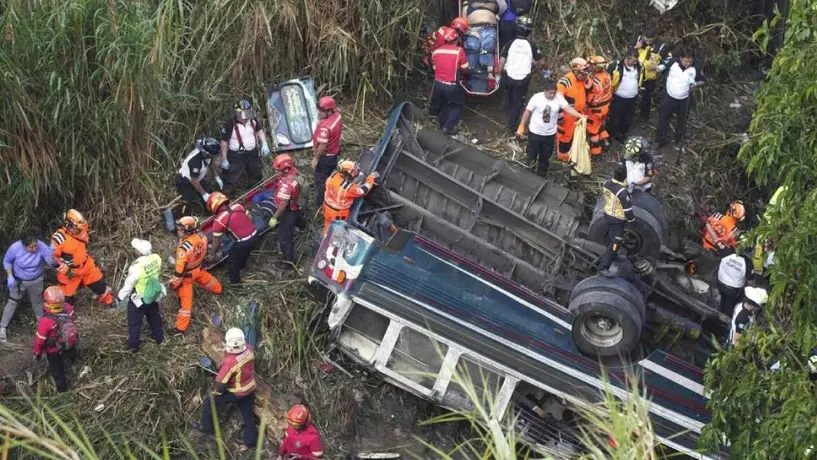Confirman muerte de un mexicano en accidente de autobús en Guatemala