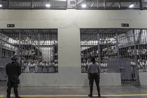 El Salvador acepta recibir en sus cárceles a inmigrantes "criminales" deportados de EE.UU