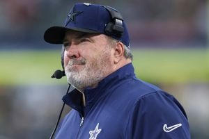 Mike McCarthy deja a los Dallas Cowboys; Saints y Bears interesados en firmarlo