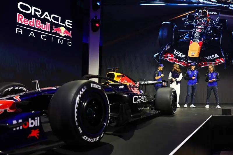 Verstappen y Hadjar en la presentación del RB22 | RBR