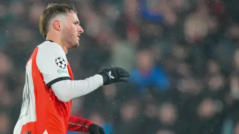 Técnico de Feyenoord habló sobre posible salida de Santi Giménez a la Serie A