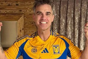 Robbie Williams sorprende y luce camiseta de Tigres previo a duelo con Cruz Azul