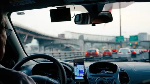 Usuarios de plataformas de transporte son sorprendidos por precios excesivos y cargos dobles en nochebuena