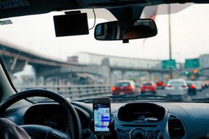 Usuarios de plataformas de transporte son sorprendidos por precios excesivos y cargos dobles en nochebuena