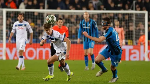 Con polémico penal de último minuto, Brujas venció a Atalanta en Champions League
