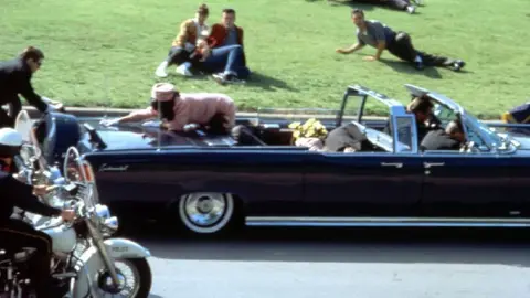 Asesinato de JFK: Encuentra más de 2 mil archivos nuevos sobre el expresidente de EU