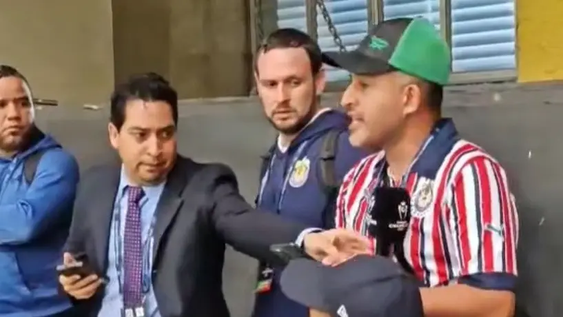 Aficionado de Chivas pidió la renuncia de Óscar García tras colarse a conferencia de prensa