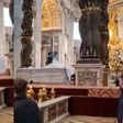 Hombre es detenido por vandalizar altar principal de la Basílica de San Pedro, en el Vaticano