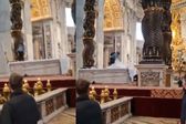 Hombre es detenido por vandalizar altar principal de la Basílica de San Pedro, en el Vaticano