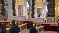 Hombre es detenido por vandalizar altar principal de la Basílica de San Pedro, en el Vaticano