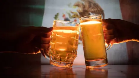 ¿Cerveza Corona y whisky Johnnie Walker se verán afectados por los aranceles? Esto sabemos