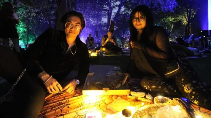 Picnic nocturno en Chapultepec para celebrar el Día de San Valentín