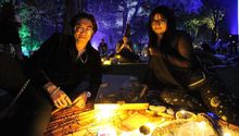 Picnic nocturno en Chapultepec para celebrar el Día de San Valentín