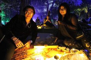 Picnic nocturno en Chapultepec para celebrar el Día de San Valentín