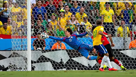 Afición brasileña reconoce a Memo Ochoa como el "mejor portero de México"